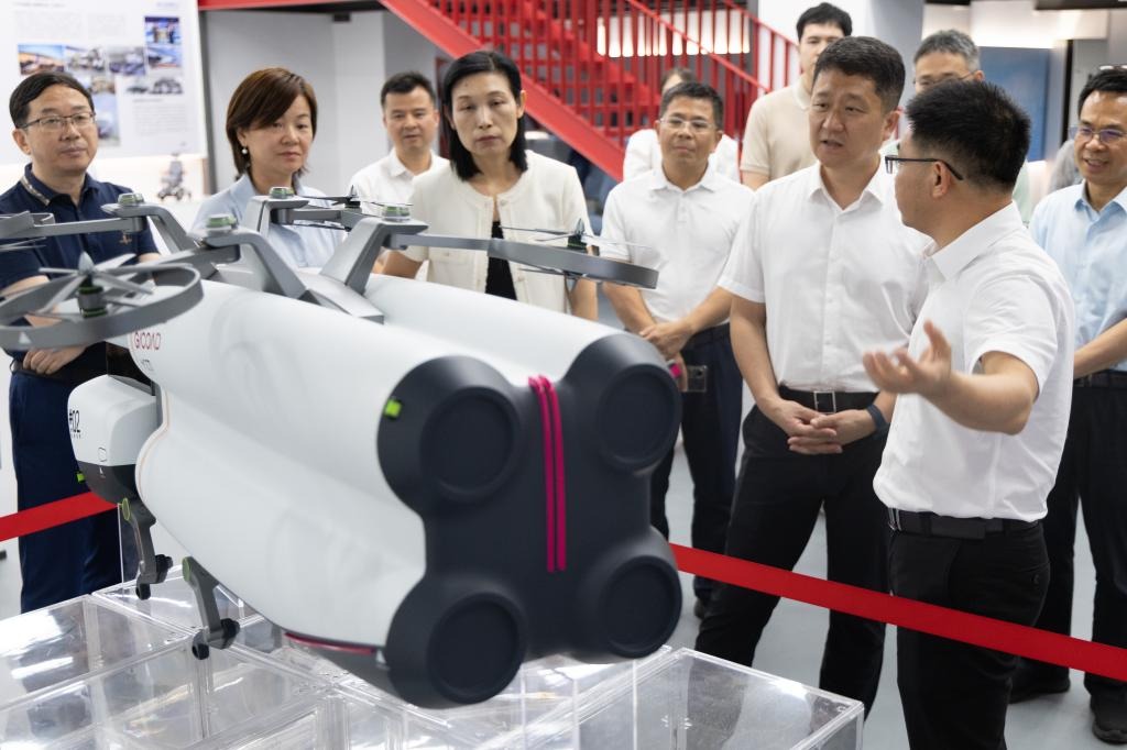 白建刚书记到365英国上市集团调研指导工作